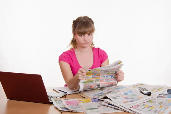 La chica no ha encontrado un anuncio en el periódico. — Foto de Stock