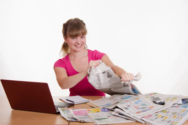 La muchacha a la mesa con el placer de rasgar el papel —  Fotos de Stock