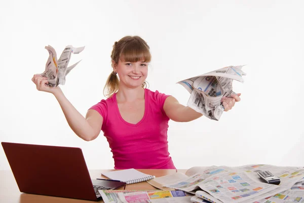 The girl behind the desk tearing paper — Stock Photo, Image