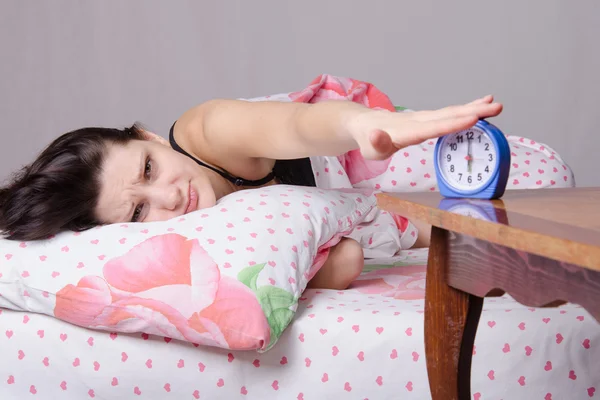 Frau erschrocken klingelte Service — Stockfoto