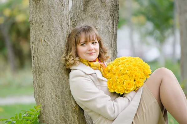 Cute little girl with yellow roses saw a familiar — Stock Photo, Image