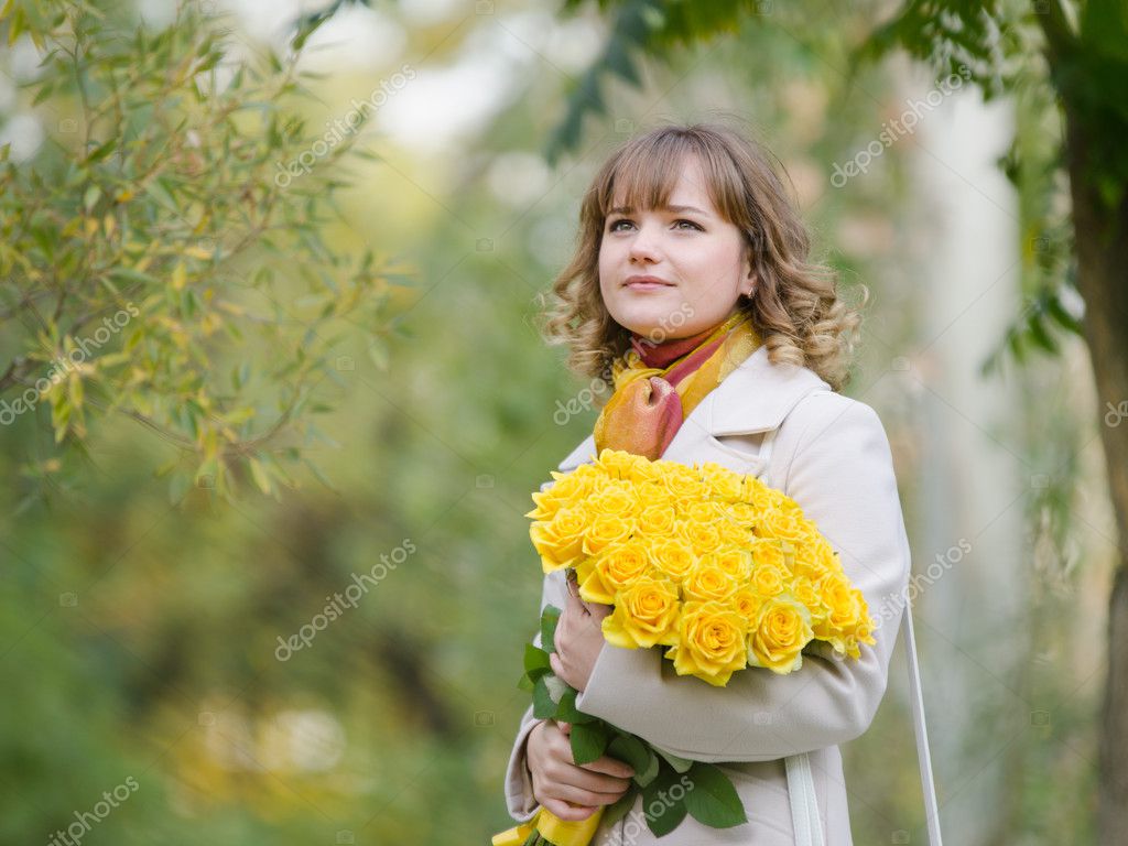 тян с розовыми волосами. девушка с желтыми розами. фото марии струтинской. маленькая девочка в желтом платье. букет желтых роз в руках.