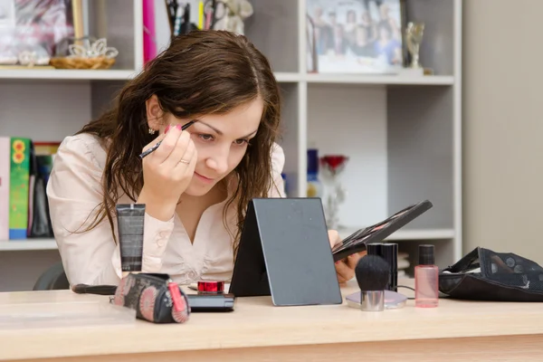 Office worker paints the eyebrows — Stock Photo, Image