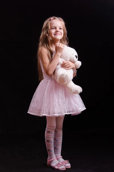 Mutlu kız oyuncak ayı ile ayakta — Stok fotoğraf