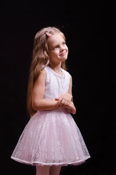 Пятилетняя девочка в красивом белом платье — стоковое фото