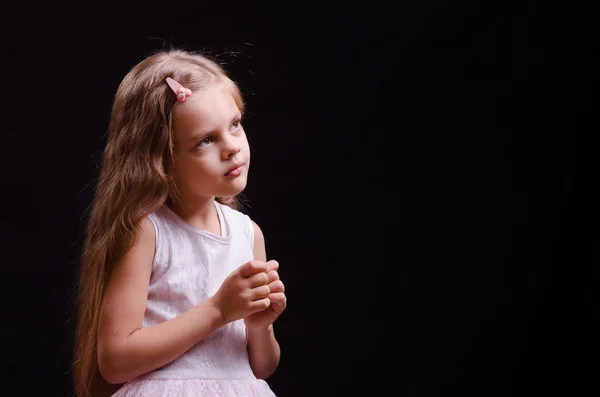 Vijf jaar oud meisje is wachten op de vervulling van dromen — Stockfoto