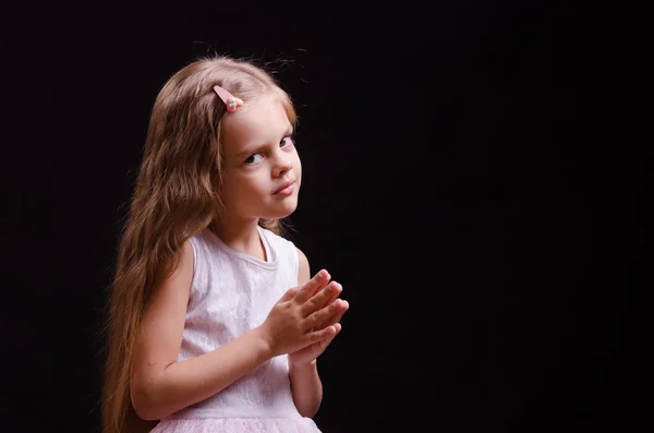 Vijf-jarig meisje een wens doen — Stockfoto