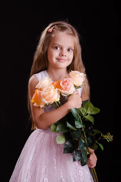 Fille de cinq ans avec un bouquet de fleurs — Photo