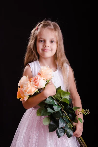 Feliz menina de cinco anos com um buquê de flores — Fotografia de Stock