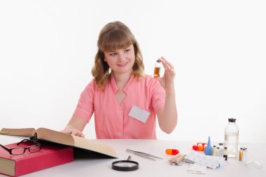 Dizin özellikleri sıvı şişe içinde altında eğitim eczacı