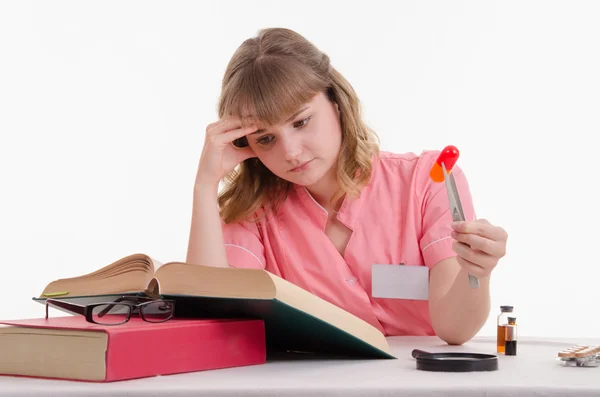 Moe student studeert in de directorystructuur van pillen — Stockfoto