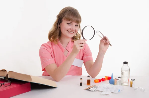 Pharmaziestudent sieht Tablette — Stockfoto