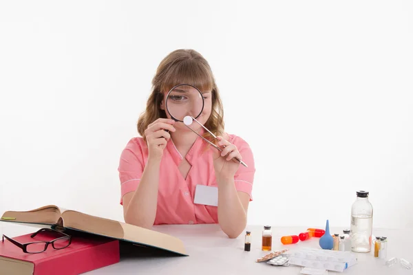 The pharmacist is considering a tablet — Stock Photo, Image