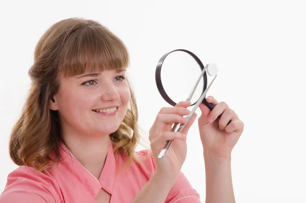 Apotheker onderzoekt nauw Tablet PC onder een vergrootglas — Stockfoto