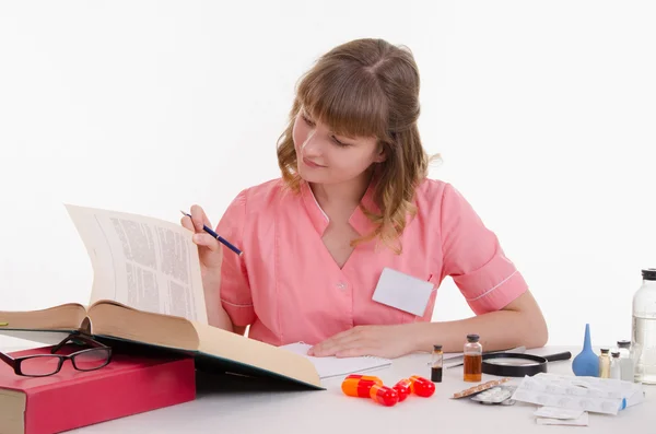 Leafs pharmacist medication guide — Stock Photo, Image