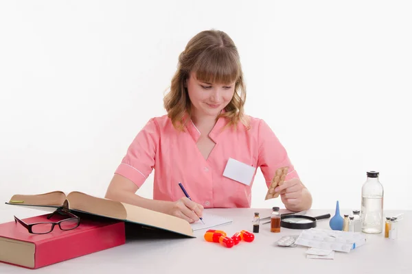 De apotheker zegt naam pack van tabletten — Stockfoto