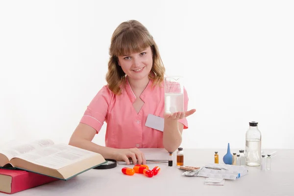Farmaceuta student przygotowany odpowiedni lek — Zdjęcie stockowe