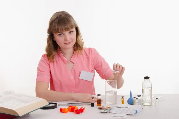 Apotheker bereitet das Medikament vor — Stockfoto