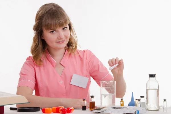 Apotheek giet het poeder in een kolf met vloeistof — Stockfoto