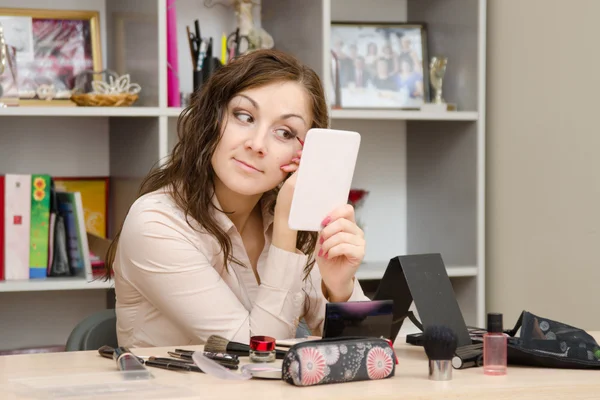 Secretary preens in the office — Stock Photo, Image