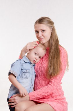 Anne oğlu yatıştırır