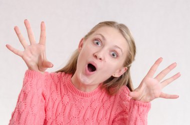 Kız eğleniyor korkutuyor