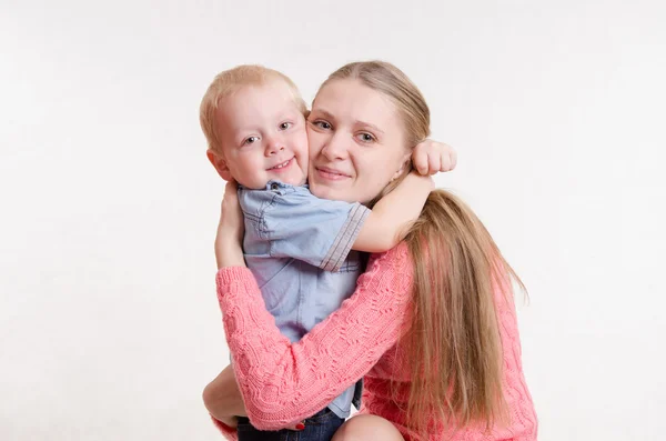 Tříleté dítě, objala matku — Stock fotografie