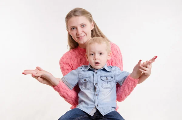 Maminka seděla, drželi se za ruce s jeho synem — Stock fotografie