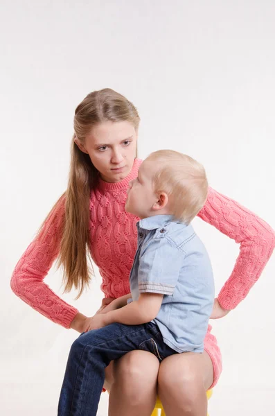 Giovane madre è arrabbiato con tre anni bo — Foto Stock