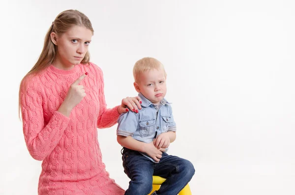 子が母に別れを聞きたくないです。 — ストック写真