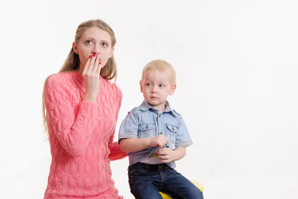 Jonge moeder is geschokt door drie zonen — Stockfoto