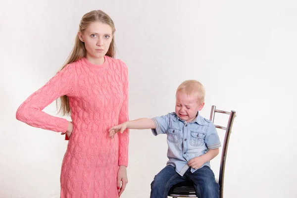 Mom punishes her naughty son — Stock Photo, Image