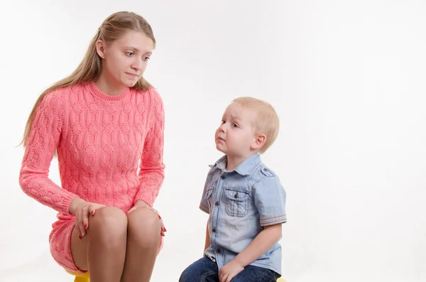 Giovane madre rimprovero guarda il suo giovane figlio — Foto Stock