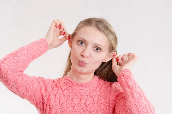 Porträt einer fröhlichen Mädchengrimasse — Stockfoto