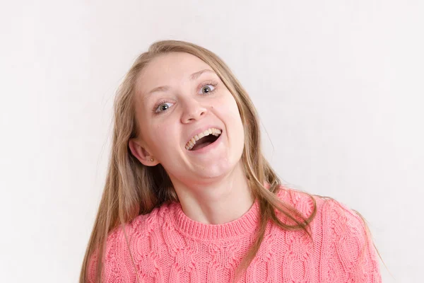 明るい背景に笑っている女の子の肖像画 — ストック写真