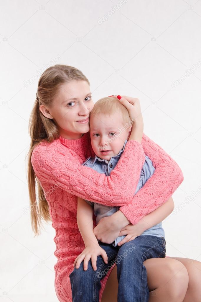 мама на коленях у сына. сидеть на коленях у мамы. мальчик сидит на коленках. ребенок на коленях у мамы. ребёнок сидит на коленях у мамы.