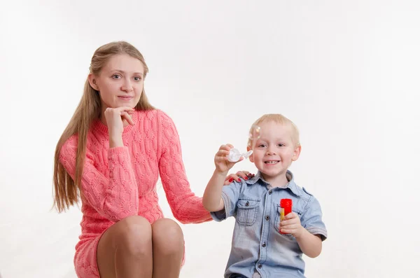 Mom and son blow bubbles — Stock Photo, Image
