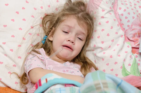 Cztery lata dziewczynka płacze z dużej temperatury — Zdjęcie stockowe
