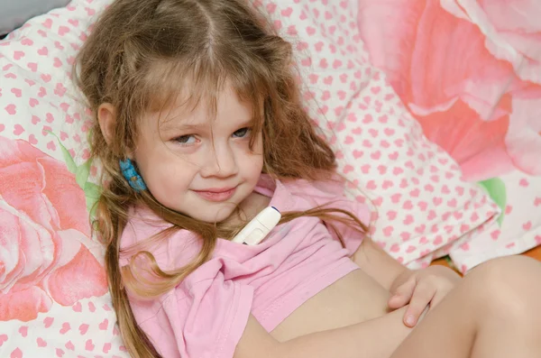Muchacha de tres años enferma medirá la temperatura —  Fotos de Stock