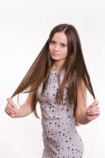 Menina segurando seu cabelo — Fotografia de Stock