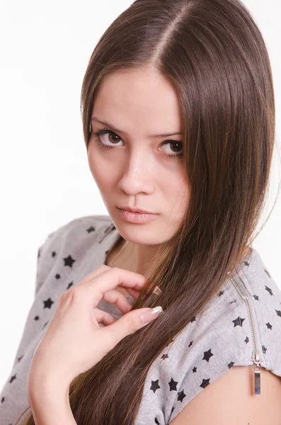 Ciddi kız dokunmatik saç portresi — Stok fotoğraf