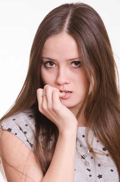 Retrato de hermosa chica con la mano cerca de la cara —  Fotos de Stock