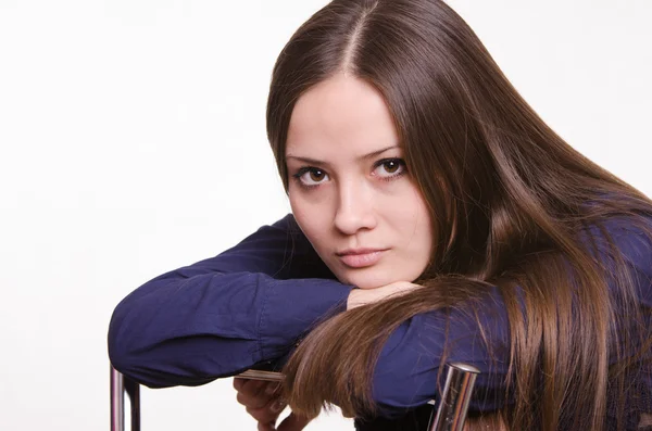 Retrato de una chica bonita recostada en su silla — Foto de Stock