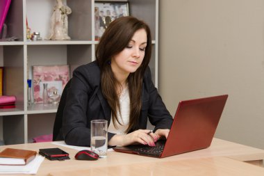 İş kadını bilgisayarda belgeyi yazdırır