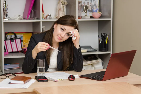 Diseased girl at work a computer — Stock Photo, Image