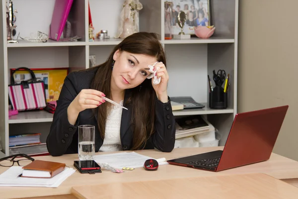 Menina doente no trabalho um computador — Fotografia de Stock