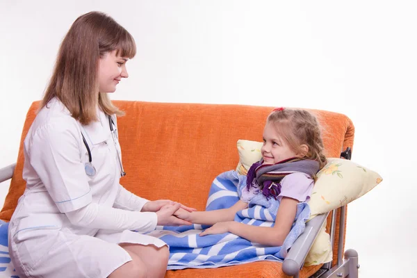 Pediatrician looks at the sick child and keeps his hand — Stock Photo, Image