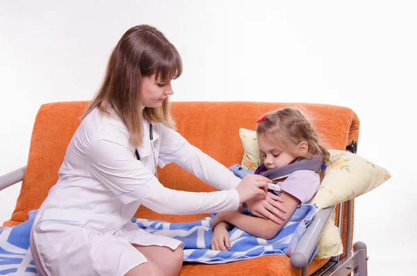 Il medico mette un termometro bambino malato — Foto Stock