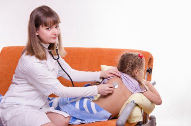 Akciğerler stetoskop sırtında çocuk doktoru çocuk dinler