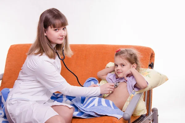 Médico escuchando estetoscopio aliento de bebé — Foto de Stock